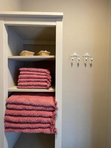 um armário com um monte de toalhas em KASABOBA em Parres de Llanes