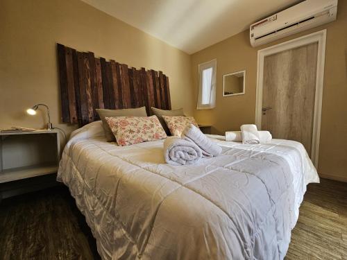 a bedroom with a large bed with towels on it at Magnifique studio éco relaxant avec piscine in Mendoza