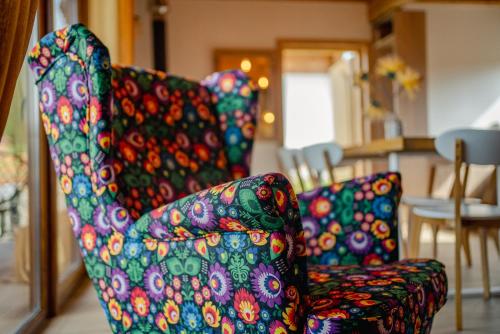 a colorful chair sitting in a living room at Beskidzka Oaza in Istebna