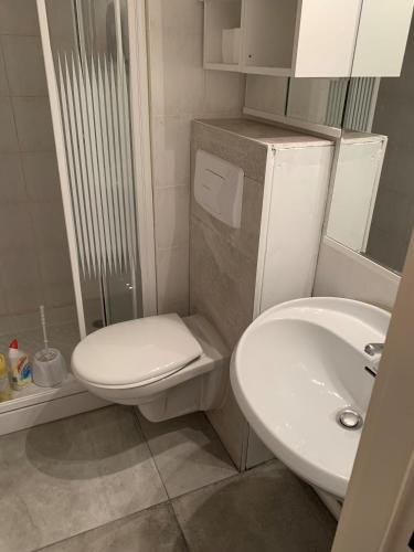 une petite salle de bain avec toilettes et lavabo dans l'établissement appartement bord de mer, Esterel, à Agay