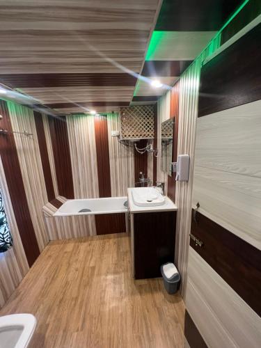 A bathroom at ARISTOTLE GROUP OF HOUSEBOATS & TRANSPORTATION