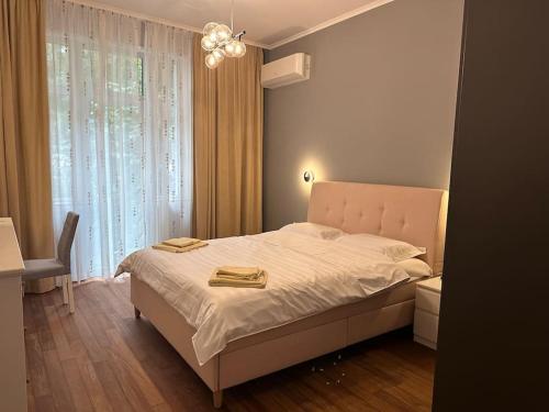 1 dormitorio con 1 cama con 2 toallas en Sofo house, en Sofía