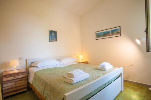 1 dormitorio con 1 cama con toallas en Italianflat - Villetta Bellavista, en Bardolino