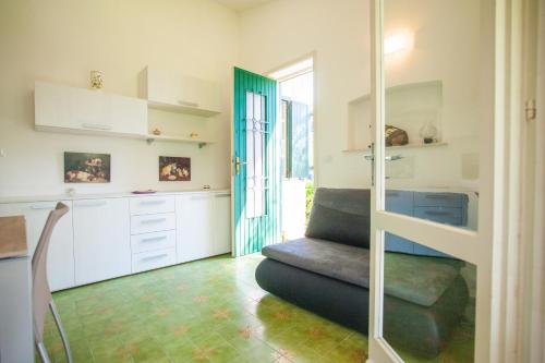 sala de estar con sofá y cocina en Italianflat - Villetta Bellavista, en Bardolino