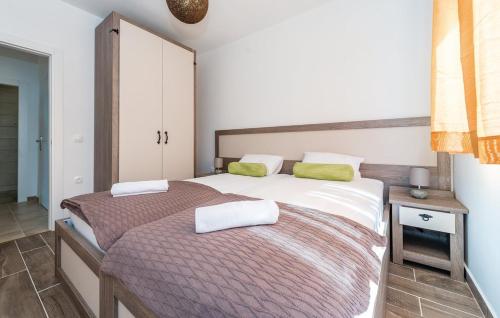 una camera con 2 letti e una gonna da letto di Villa Barbara a Pakovo Selo