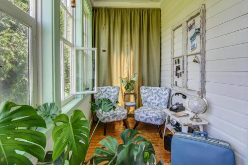 a porch with two chairs and a table at Auberge Presbytere Mont Lac-Vert in Hébertville