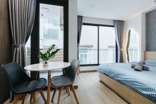 Cama o camas de una habitación en LUCK APART 8 - Hanoi Westlake Balcony Studio