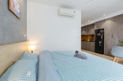 Cama o camas de una habitación en LUCK APART 8 - Hanoi Westlake Balcony Studio