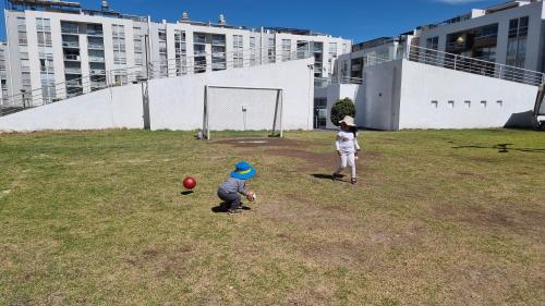 twee kinderen die spelen met een voetbal in een veld bij Condominio Villa Verde 2 in Arequipa