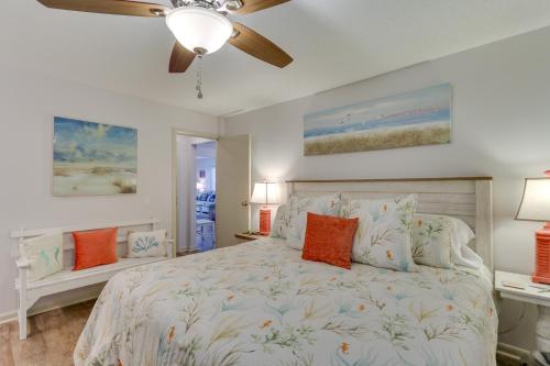 1 dormitorio con 1 cama y ventilador de techo en Luxe Island Condo with Deck Play, Swim and Relax!, en Oceanmarsh Subdivision