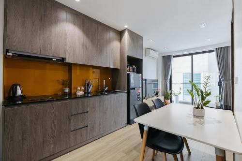Una cocina o zona de cocina en LUCK APART 8 - Hanoi Westlake Balcony Studio