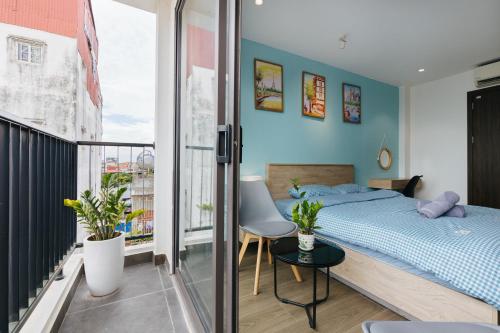 河內的住宿－LUCK APART 8 - Hanoi Westlake Balcony Studio，一间卧室设有一张床和一个阳台