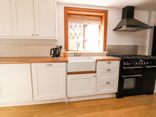 Kuchyň nebo kuchyňský kout v ubytování Jasmine Cottage