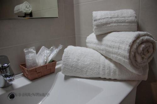 een stapel handdoeken op een wastafel bij Gianturco Bed and Breakfast in Avigliano