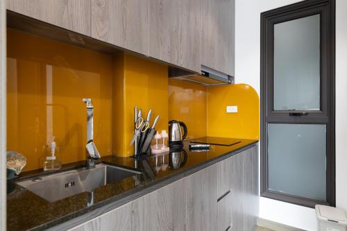 Una cocina o zona de cocina en LUCK APART 8 - Hanoi Westlake Balcony Studio