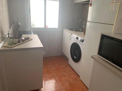 cocina con nevera y lavadora en Apartamento a 200 metros paseo zorrilla en Valladolid