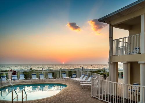 - une vue sur la plage depuis le balcon du complexe dans l'établissement Emerald on the Water - Formerly Belleair Beach Club, à Clearwater Beach