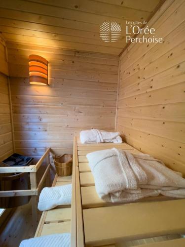 - une chambre avec 2 lits dans un sauna dans l'établissement les Gîtes de l'Orée Perchoise, à Saint-Marc-du-Cor