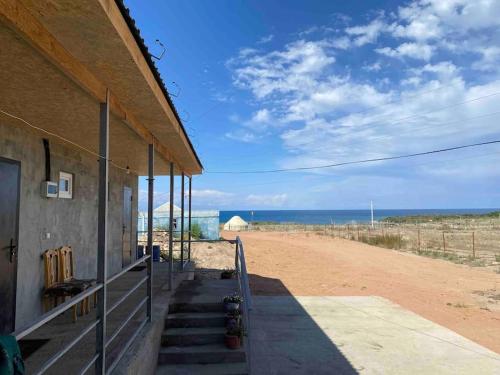 a porch of a building with a view of the ocean at Guest house "U apashki" in Tong