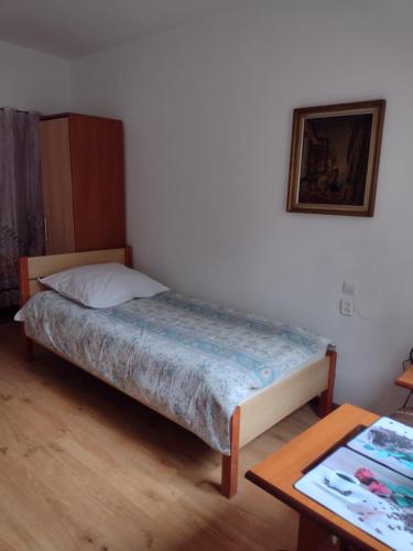 a small bedroom with a bed and a table at Agroturystyka in Kosarzyn
