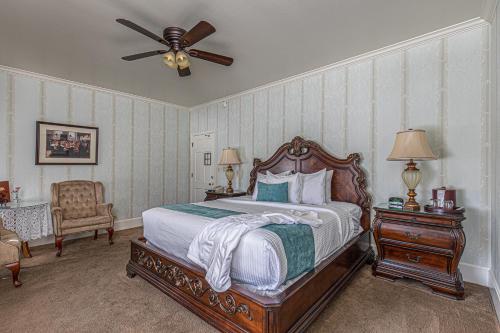 um quarto com uma cama e uma ventoinha de tecto em General Palmer Hotel em Durango