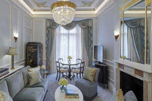 Un lugar para sentarse en Claridge's, Maybourne