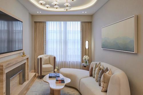 Un lugar para sentarse en Claridge's, Maybourne