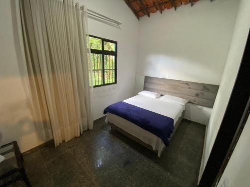 a bedroom with a bed and a window at Casa Sabia in Pacoti