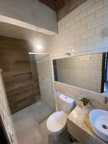 ein Badezimmer mit Toilette, Dusche und Waschbecken in der Unterkunft Casa Sabia in Pacoti