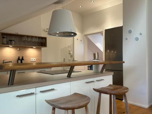 Cucina o angolo cottura di TRULY - Direkt am Rathausplatz, Dachterrasse mit Blick auf Perlachturm, Garage, Fahrstuhl
