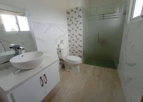 een badkamer met een wastafel, een toilet en een douche bij Cabrera Family Villa in Cabrera