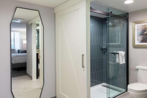 uma casa de banho com uma cabina de duche em vidro e um WC. em DoubleTree Birmingham Perimeter Park em Birmingham