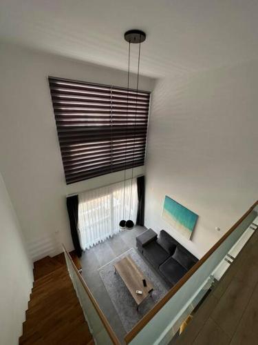 una sala de estar con un sofá y una mesa en İskelede denize sıfır havuzlu sitede Loft 1+1, en Boghaz