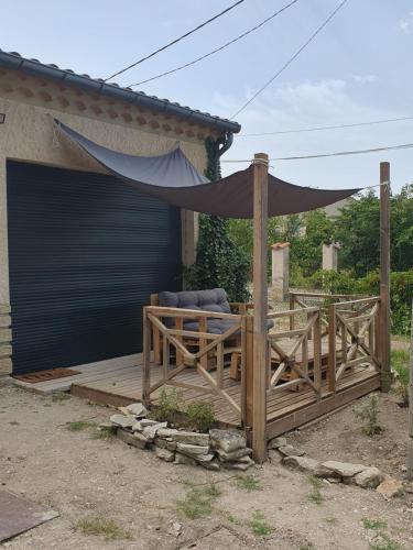 - une terrasse en bois avec une tente au-dessus dans l'établissement Pura vida, à Mazan