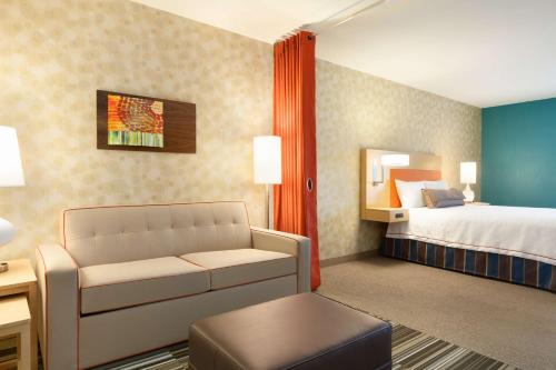 埃爾帕索的住宿－埃爾帕索機場希爾頓欣庭套房酒店，酒店客房,配有床和沙发