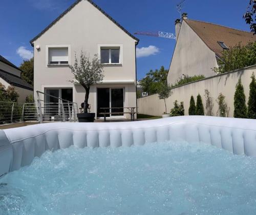 La villa des quais de Seine et jacuzzi prox Paris