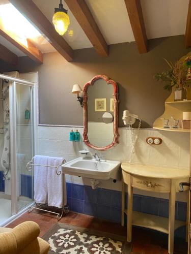 uma casa de banho com um lavatório e um espelho em El Corral De Perorrubio em Perorrubio