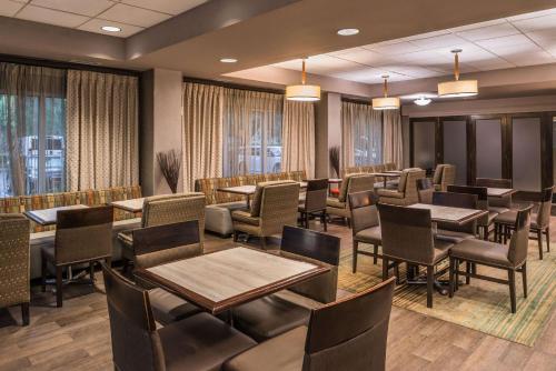 a restaurant with tables and chairs and windows at Hampton Inn Fort Lauderdale Plantation in Plantation