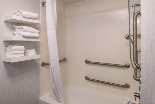 y baño con ducha y toallas blancas. en Hampton Inn Fort Lauderdale Plantation en Plantation