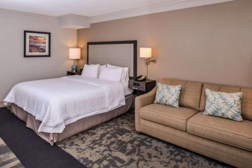 um quarto de hotel com uma cama e um sofá em Hampton Inn Fort Lauderdale Plantation em Plantation