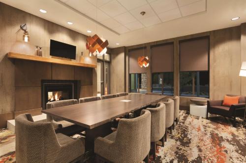 a conference room with a table and chairs and a fireplace at Hilton Garden Inn Phoenix-Tempe University Research Park, Az in Tempe