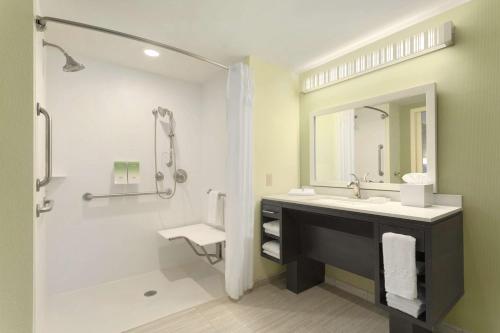 y baño con lavabo y ducha. en Home2 Suites by Hilton Pittsburgh - McCandless, PA, en McCandless Township