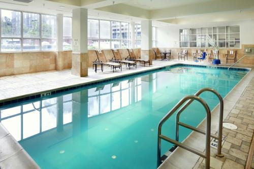 a large swimming pool with chairs and tables at Hampton Inn & Suites Savannah/Midtown in Savannah