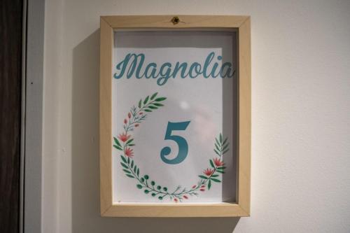 une image d'une horloge avec le numéro cinq dans l'établissement La Maison Charpennes-appartement Magnolia 2 pers, à Villeurbanne