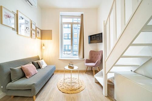 - un salon avec un canapé et un escalier dans l'établissement La Maison Charpennes-appartement Magnolia 2 pers, à Villeurbanne