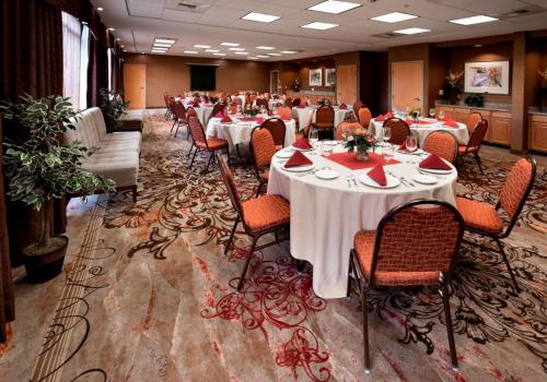 ein großer Bankettraum mit Tischen und Stühlen in der Unterkunft Hampton Inn & Suites Paso Robles in Paso Robles