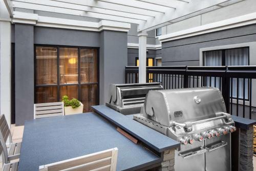 una parrilla y una mesa para fumadores en un balcón en Homewood Suites by Hilton Atlanta Lenox Mall Buckhead en Atlanta