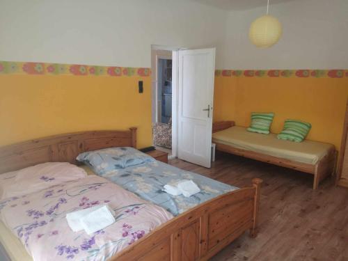 Ένα ή περισσότερα κρεβάτια σε δωμάτιο στο Agapé Vendégház