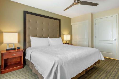 Postel nebo postele na pokoji v ubytování Homewood Suites by Hilton Daytona Beach Speedway-Airport