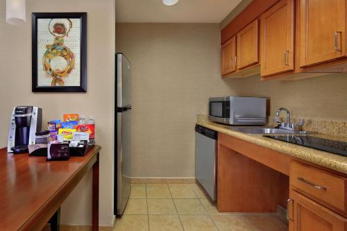 Kuchyň nebo kuchyňský kout v ubytování Homewood Suites by Hilton Daytona Beach Speedway-Airport